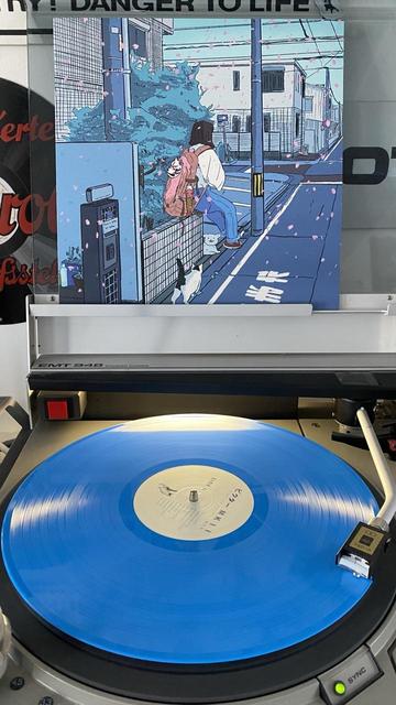 Vinyl LP „ Kimi No Machi - Omoide“ auf einem Plattenspieler.
