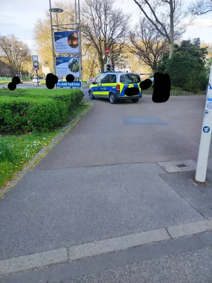 Rad- und Gehweg am Planetarium Mannheim, beparkt mit Polizei Van.