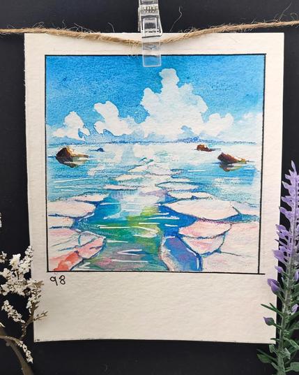 Quadratisches Aquarell, umrandet mit einer schwarzen Linie auf einem rechteckigen, hochkantigen Papier. Ein Weg aus unregelmäßigen, weißen Steinplatten führt über eine spiegelnde Wasserfläche. Die Platten reflektieren die Farben des Himmels, in dem weiße Wolken vor einem tiefblauen Hintergrund stehen. Vereinzelt ragen dunkle Felsen aus dem Wasser. In der unteren linken Ecke steht die Nummer 98.