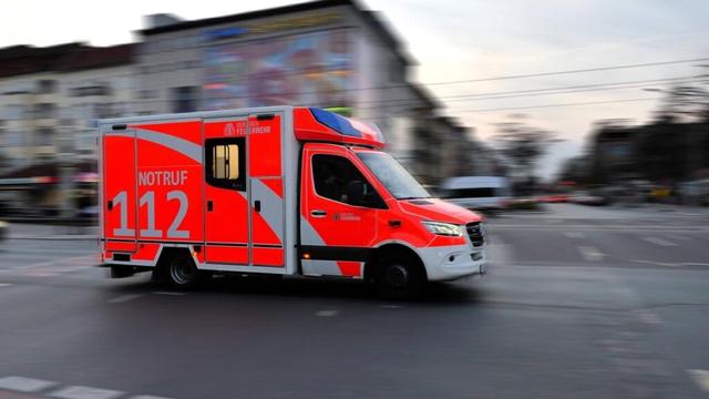 59-Jährige durchbricht Kita-Zaun und rast gegen Mauer