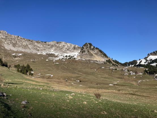Prairies d'alpage et massifs rocheux au début du printemps en Haute-Savoie.
