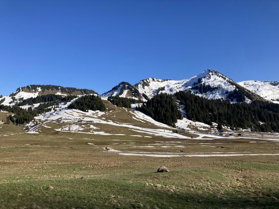 Massif montagneux en Haute-Savoie au début du printemps. Servant de station de ski en hiver, il reste de la neige et on aperçoit quelques restes de pistes de ski.