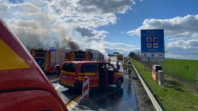 Gefahrguttransporter auf A4 bei Dresden in Flammen