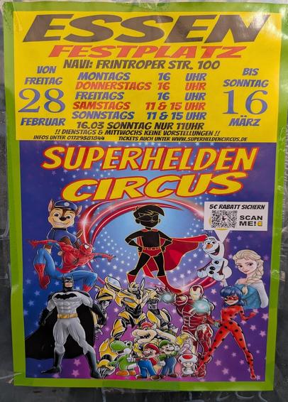 Werbeplakat in Schaufenster geklebt für den "Superheldencircus" in Essen auf dem Festplatz. Im oberen Drittel diverse Termine, die unteren zwei Drittel gefüllt mit diversen gezeichneten Figuren von Marvel, Disney, Paw Patrol, DC usw. vor generischem Sternenhintergrund.

Website: https://www.superheldencircus.de/