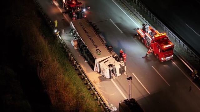 Schwerer Unfall auf der Autobahn 1 in Hamburg: Lkw kippt um | NDR.de - Nachrichten