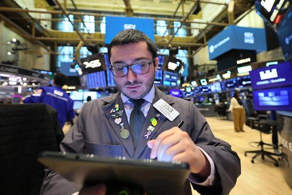 Dow, S&P 500, Nasdaq futures jump as Trump says he has 'no intention' of firing Powell