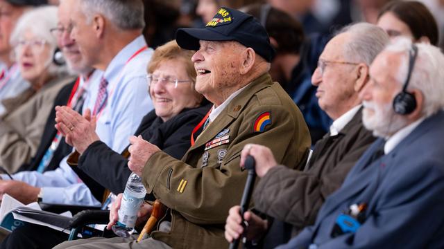 04.05.2025, Bayern, Dachau: Bud Gahs, Veteran der US-Truppen und Repräsentant der Befreier, nimmt an der Gedenkfeier zum 80. Jahrestag der Befreiung der Häftlinge des KZ Dachau teil. Rechts neben ihm im Bild die Überlebenden Abba Naor und Jean Lafaurie.